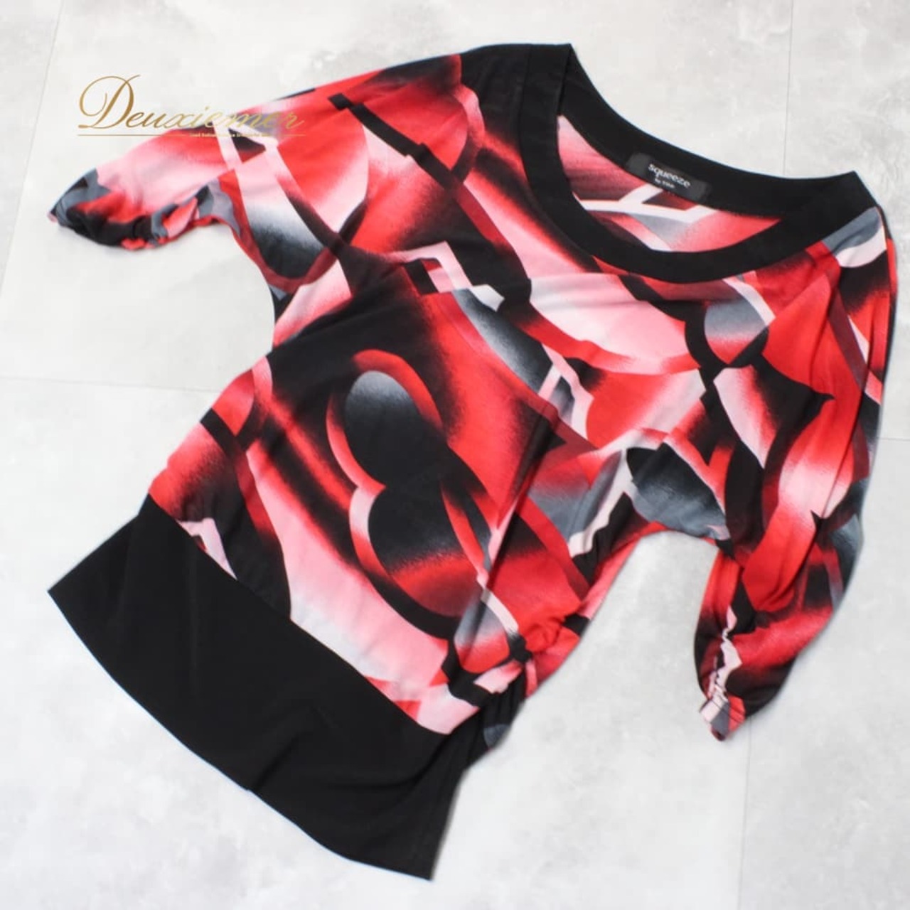 社交ダンス 衣装 スタンダード トップス レッスンウェア squeeze T.D.F 黒 白 赤 ブラック系 ホワイト系 グレイ系 レッド系 ピンク系 練習着 チュニック Tシャツ プリント柄 総柄 長袖 ワンピース風 ライン入り モダン ダンスウェア 社交ダンスレッスン 練習用 伸縮性あり ストレッチ 体型カバー 動きやすい 洗濯しやすい カジュアル 練習着レディース フィット感 ボタンなし メンズライク ユニセックス風 グラフィック デザイン ブラック×ホワイト×レッド×ピンク グレー差し色 ロック風