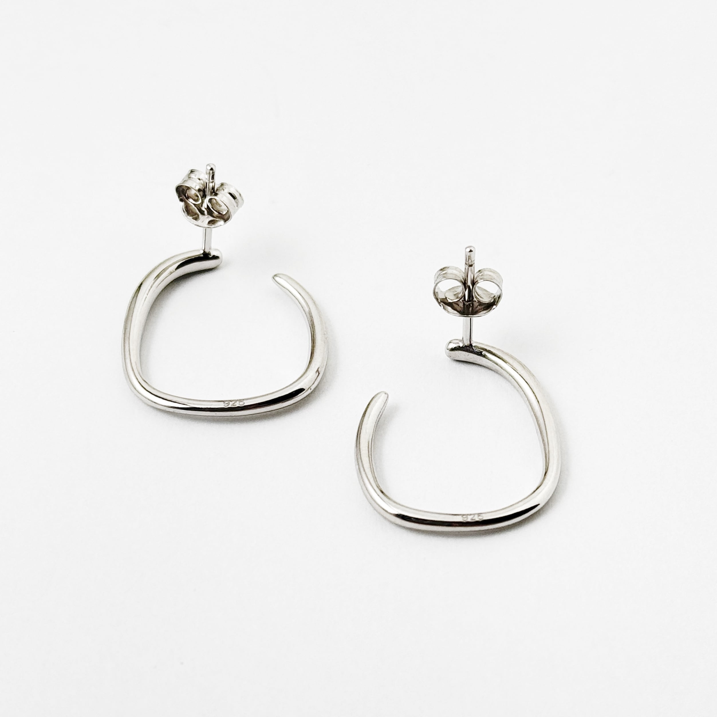 個性派 横フープ スタッドピアス Silver | 【公式通販】鎌倉の