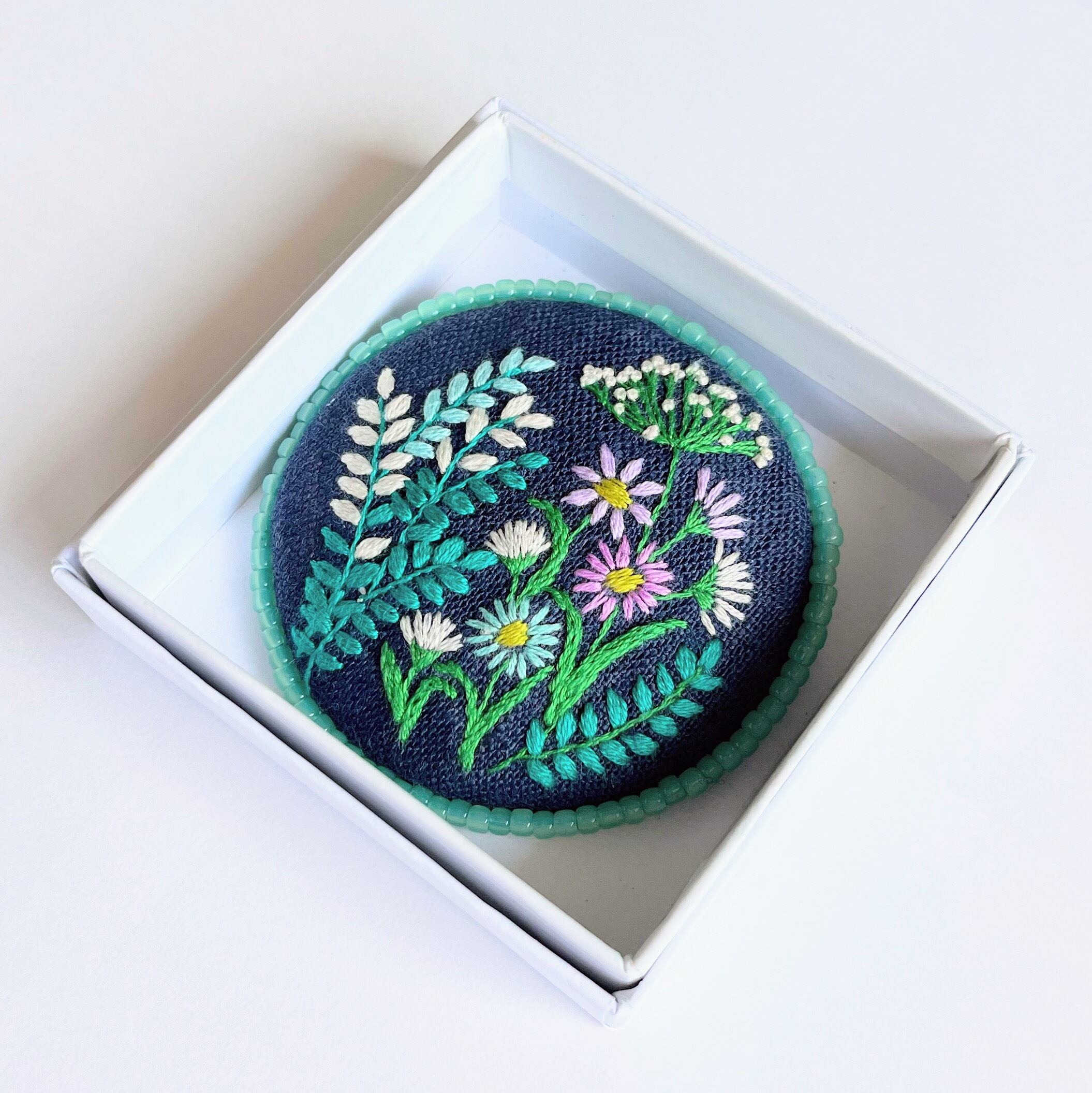 ビーズで飾った草花の刺繍ブローチ【botanical】#298 | PAY ID