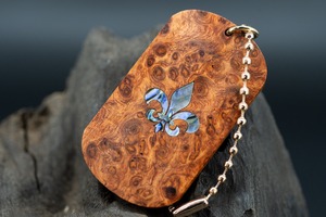 【朱色の銘木】 本花梨瘤 ドッグタグ 象嵌 フルールドリス