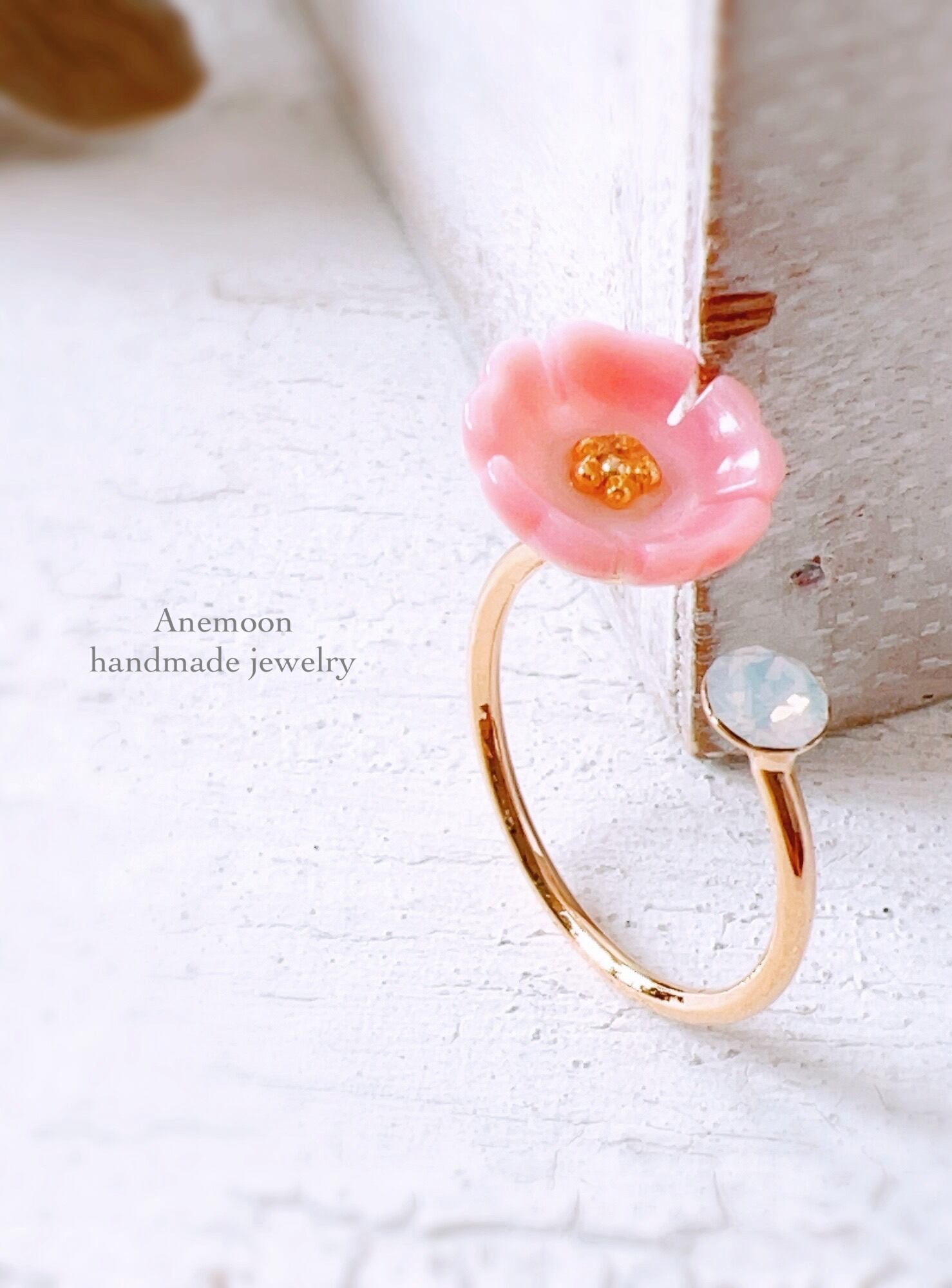 桜 ピアス・:* 14kgf】耳元に咲く一輪の桜 クイーンコンクシェルAAA