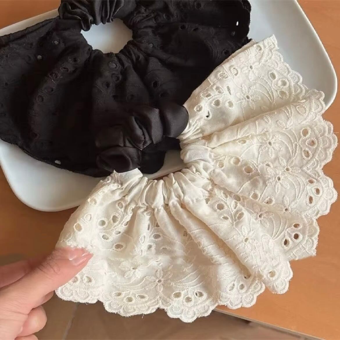 レースフリルビッグシュシュ