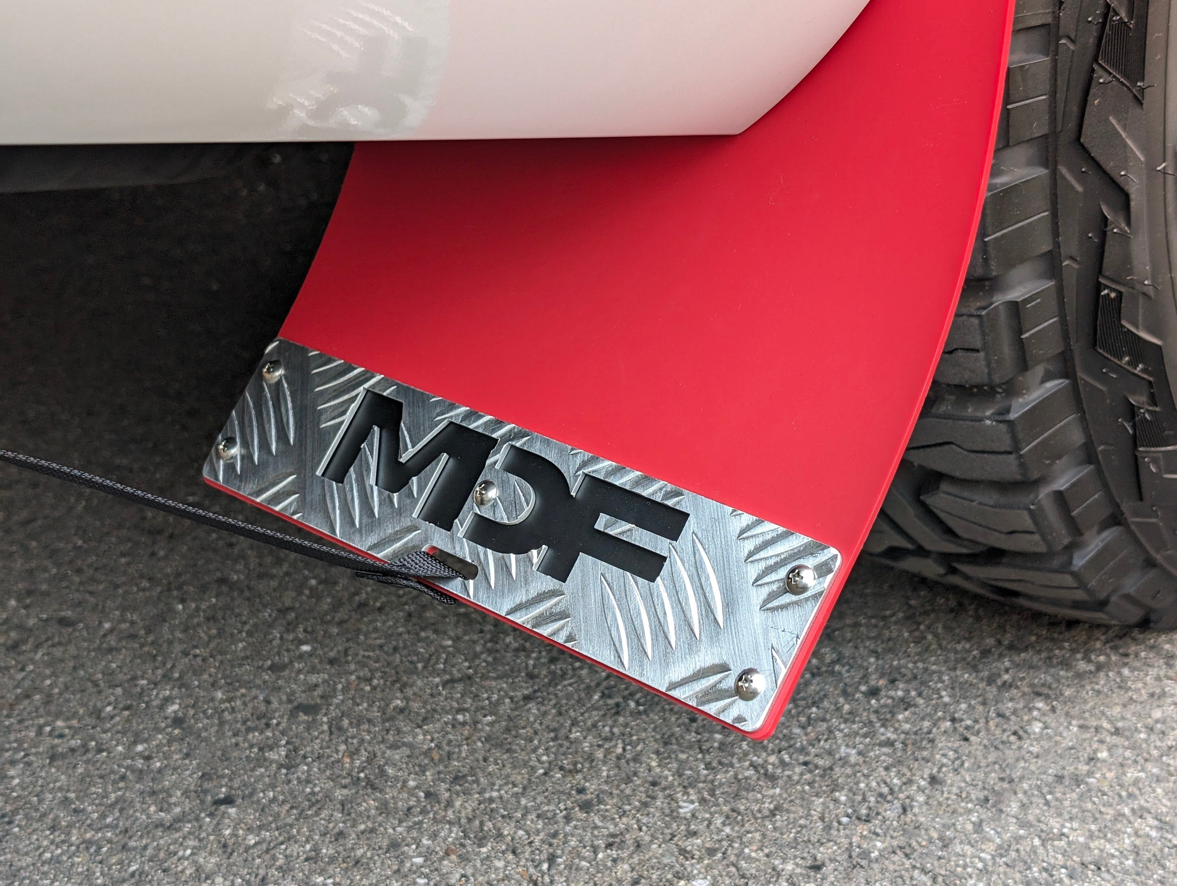 デリカD5　マッドフラップ　赤　純正 MDF デリカD:5専用オリジナルマッドフラップ（レッド×ブラック