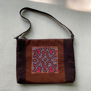 FP37 ポシェットポーチ　泥染め刺繍オレンジ　30cmファスナー　タブレット入れ　大きめポーチ
