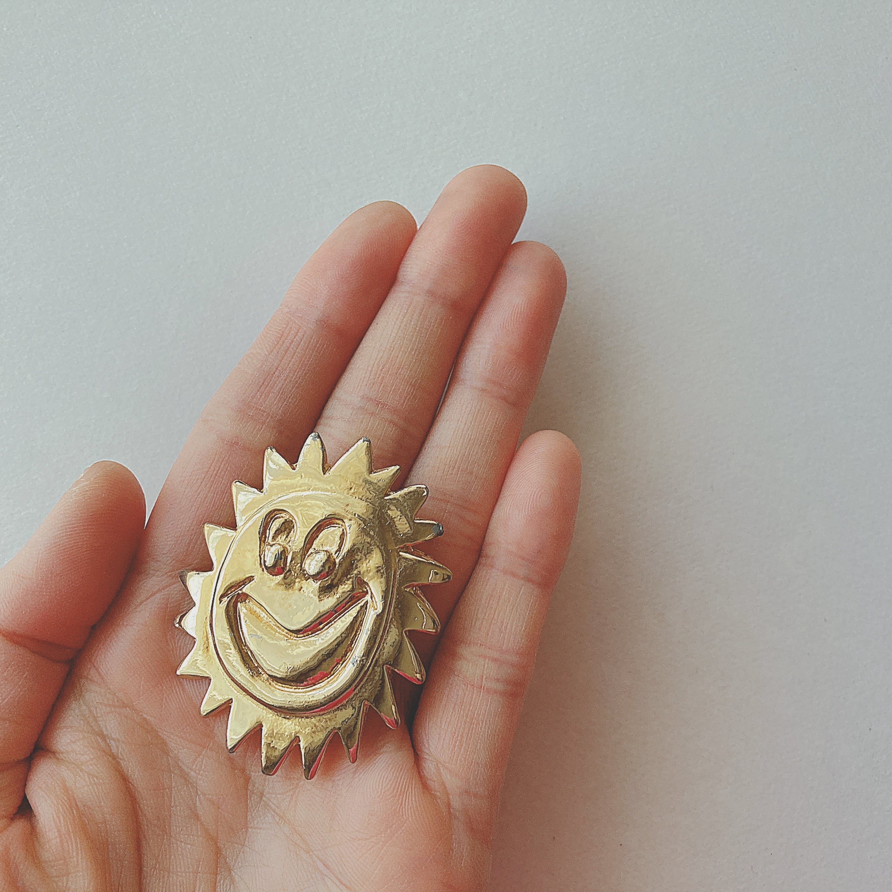 Vintage gold tone smile sun brooch ヴィンテージ ゴールド