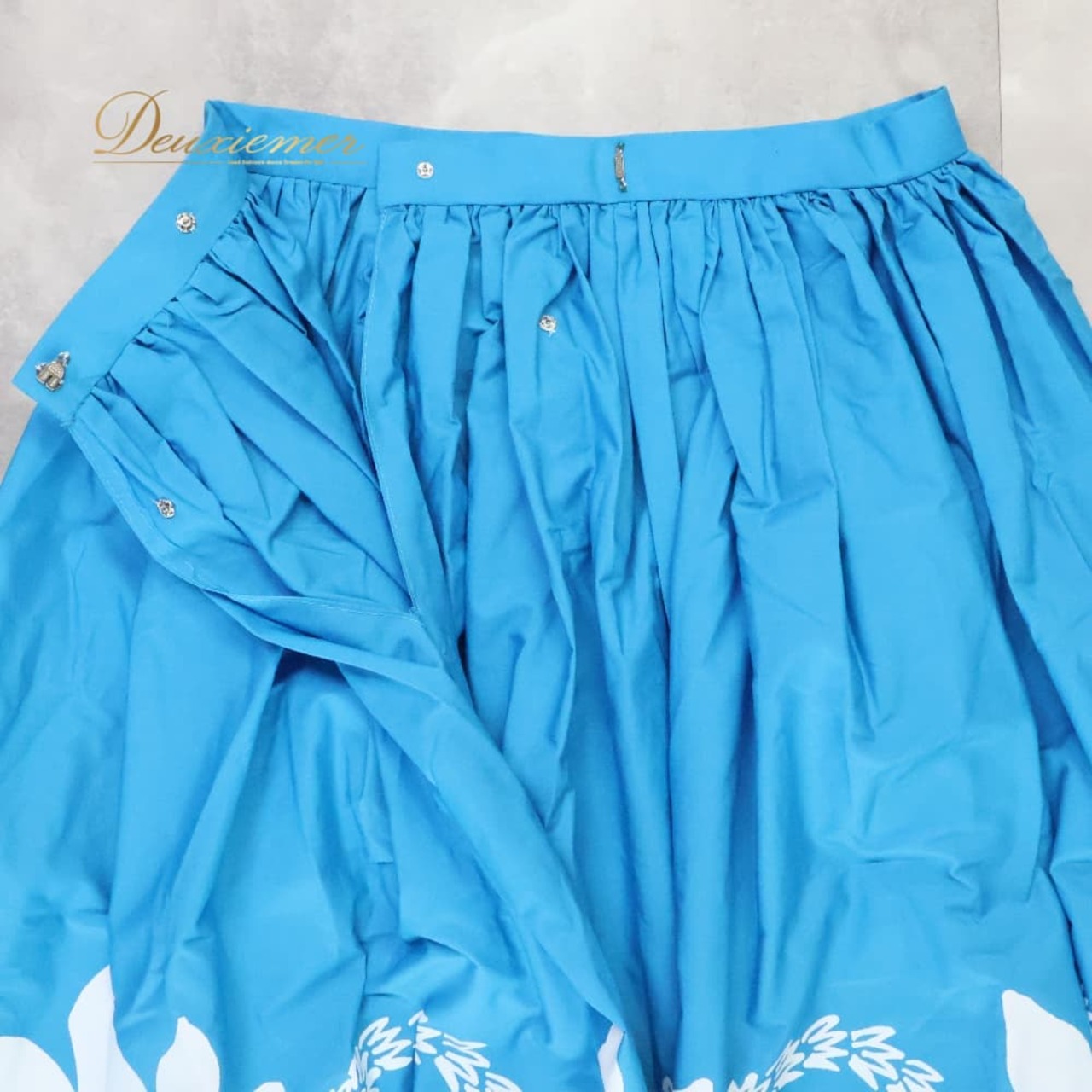 フラダンス 衣装 TAHITI IMPORTS タヒチインポーツ スカート パウスカート ブルー系 ホワイト系 ティアレ柄 かわいい 華やか 鮮やか 明るい 爽やか きれい 水色 白 ハワイアン アロハ ハワイアンプリント フラ ダンス レッスン 練習 花柄