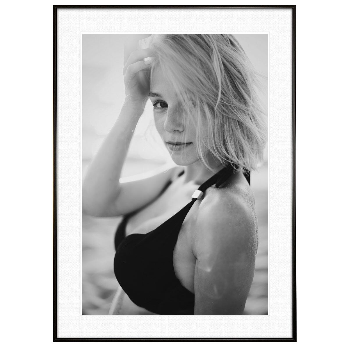 人物写真 砂浜でポーズをとる女性 インテリアモノクロアートポスター額装 AS2408