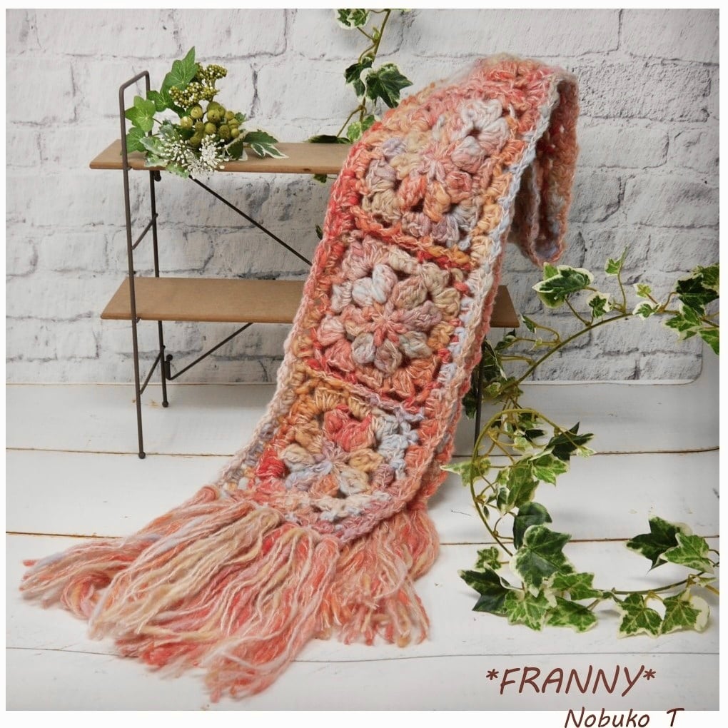 ふかふかボリューミーな、カラフルボーダーマフラー（ミニコサージュ