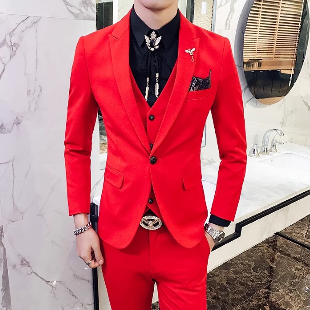 カラフルで個性的なスタイルを楽しみたい方へおすすめスーツ　SU006