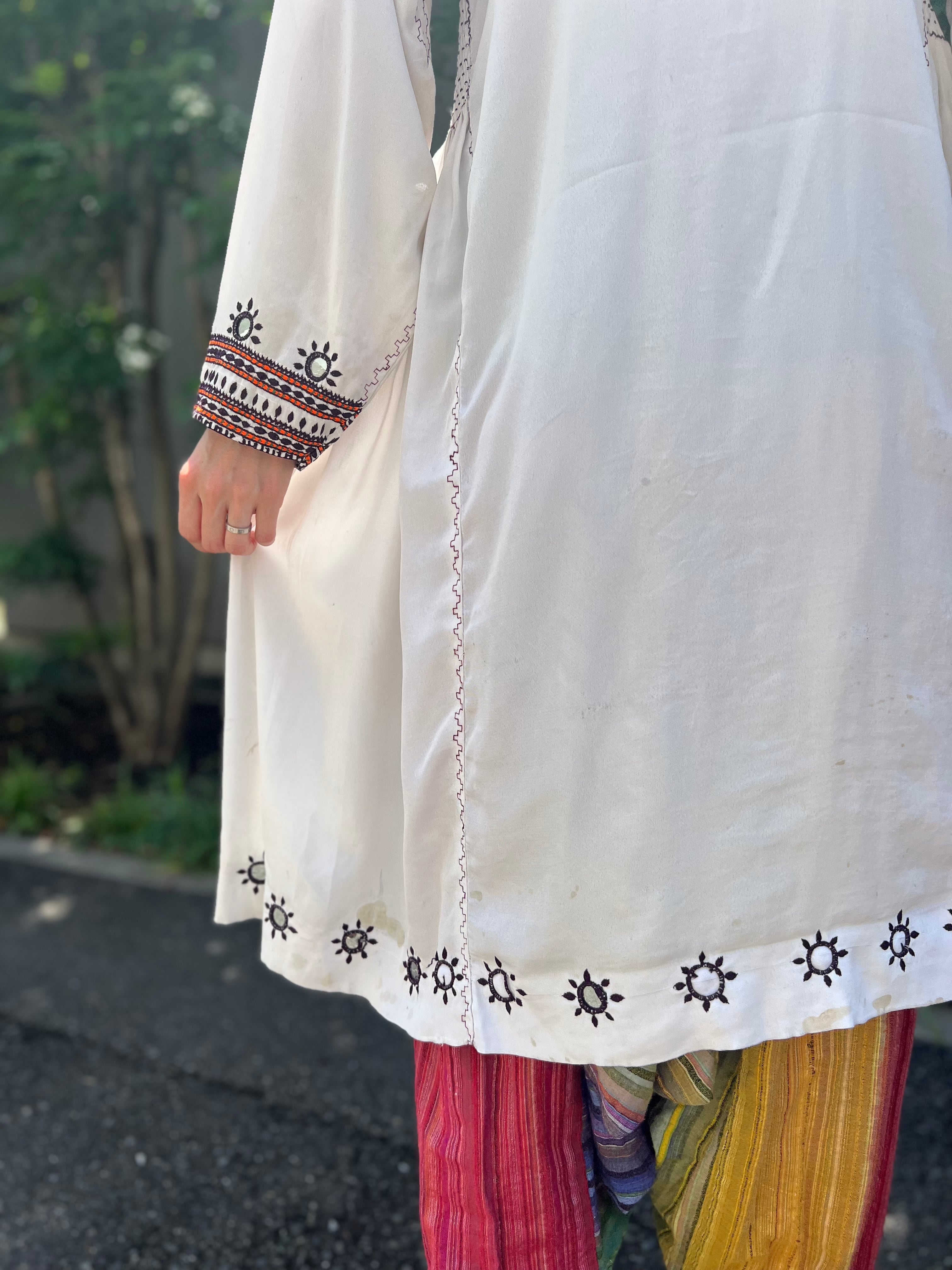 Vintage Pakistan white × mirror work embroidery Baluch dress 