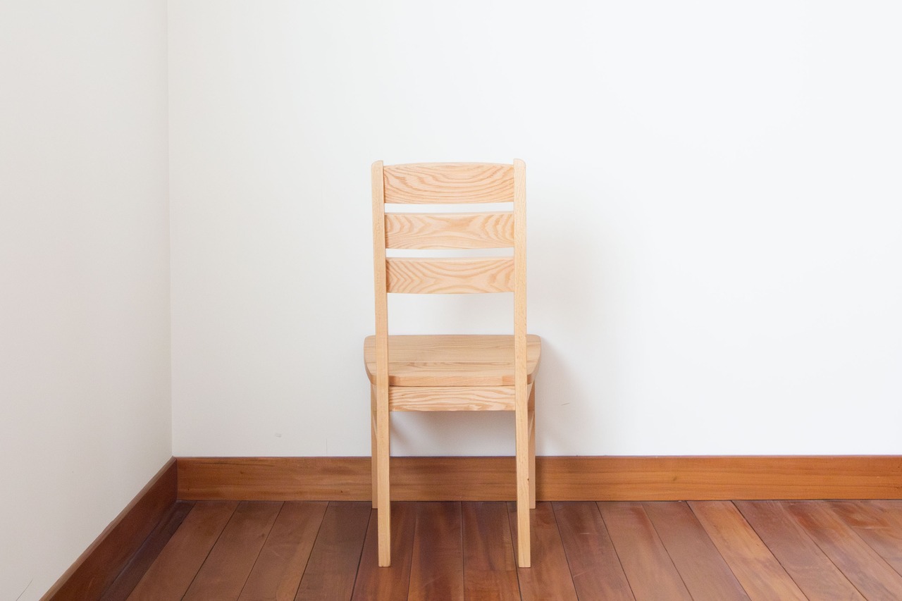 「お手入れは毎年の恒例行事に。柿渋塗りダイニングチェア。」　レッドオーク材/柿渋塗り/ダイニングセット