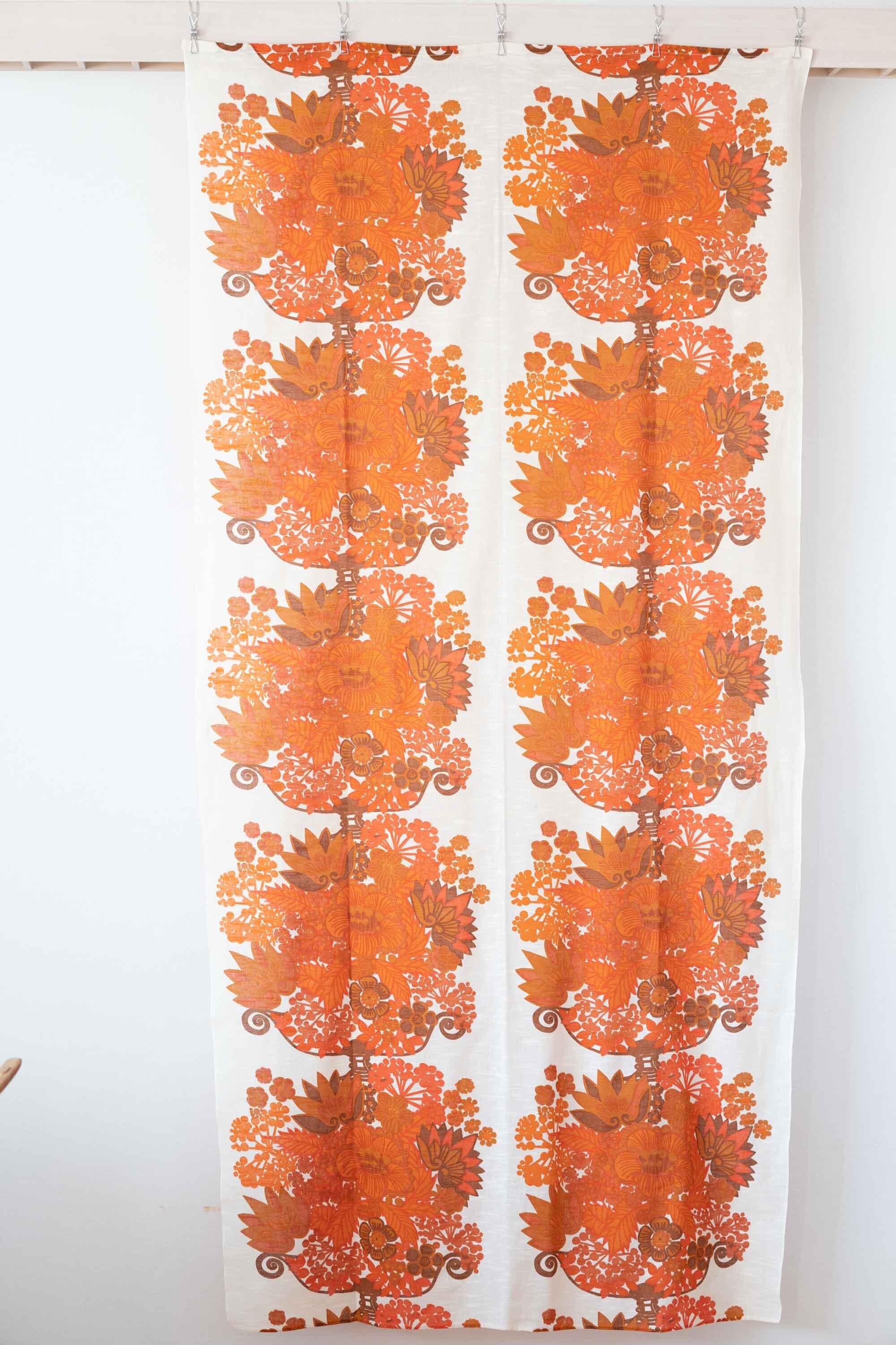 北欧仕入れ 麻のような風合いで目隠し用レースカーテンとしても。北欧らしい草花がオレンジやブラウンででデザインされています。236センチ×117センチ
