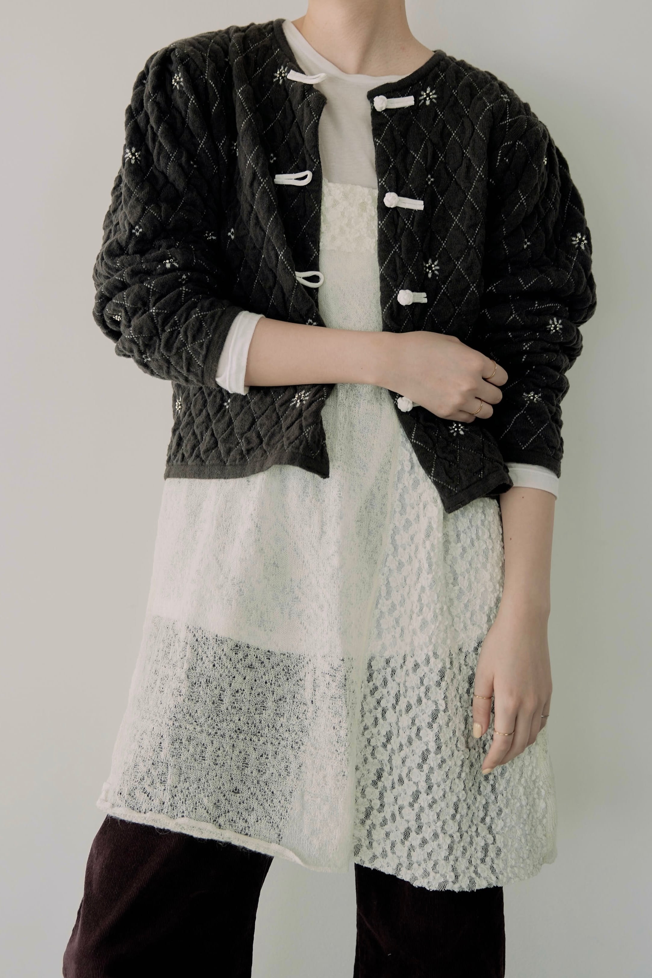 Quilting flower beads cardigan BROWN | tyn.TGOR