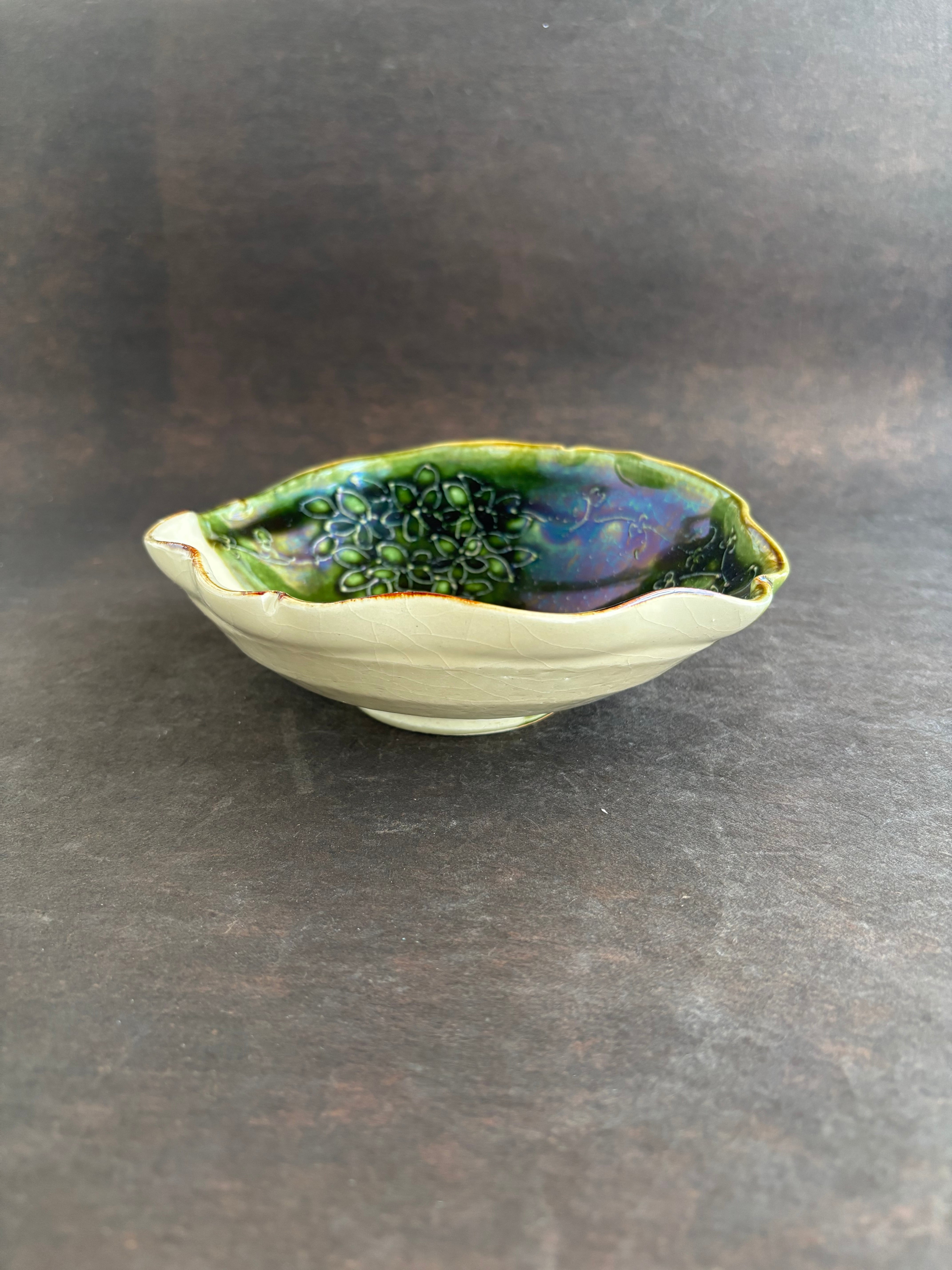 土和のルリエフ織部グリーンお花形ひらひら鉢