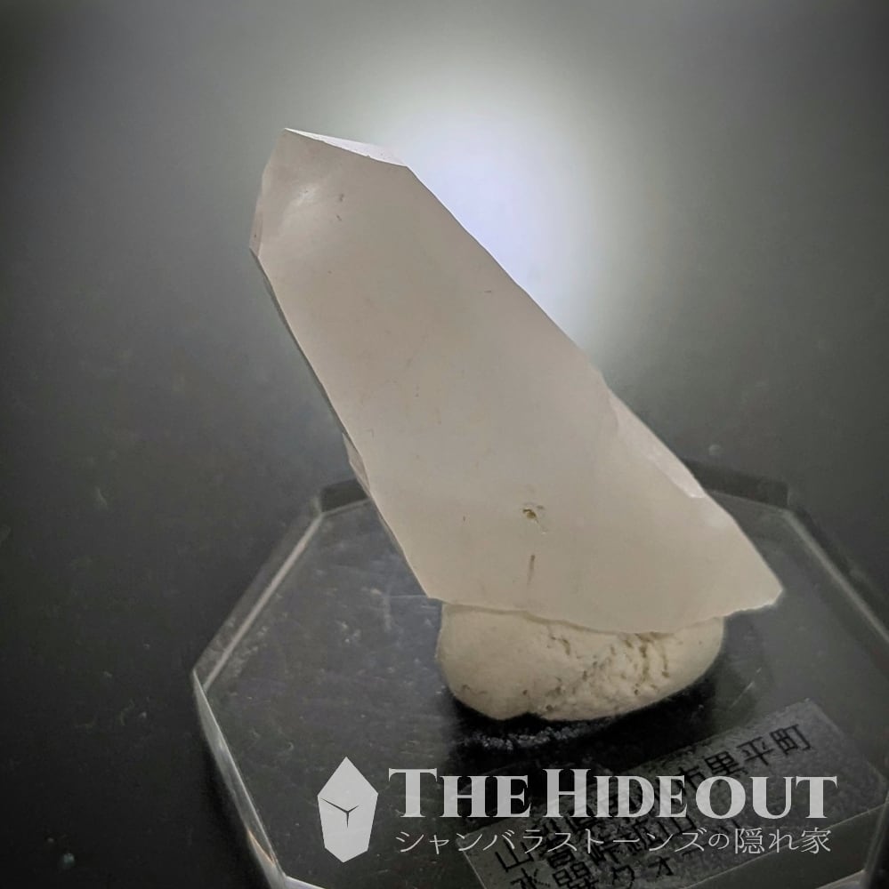 日本国産鉱物標本022 山梨県甲州市黒平町水晶峠産水晶 モワンと濃密な内包物による白ファントム