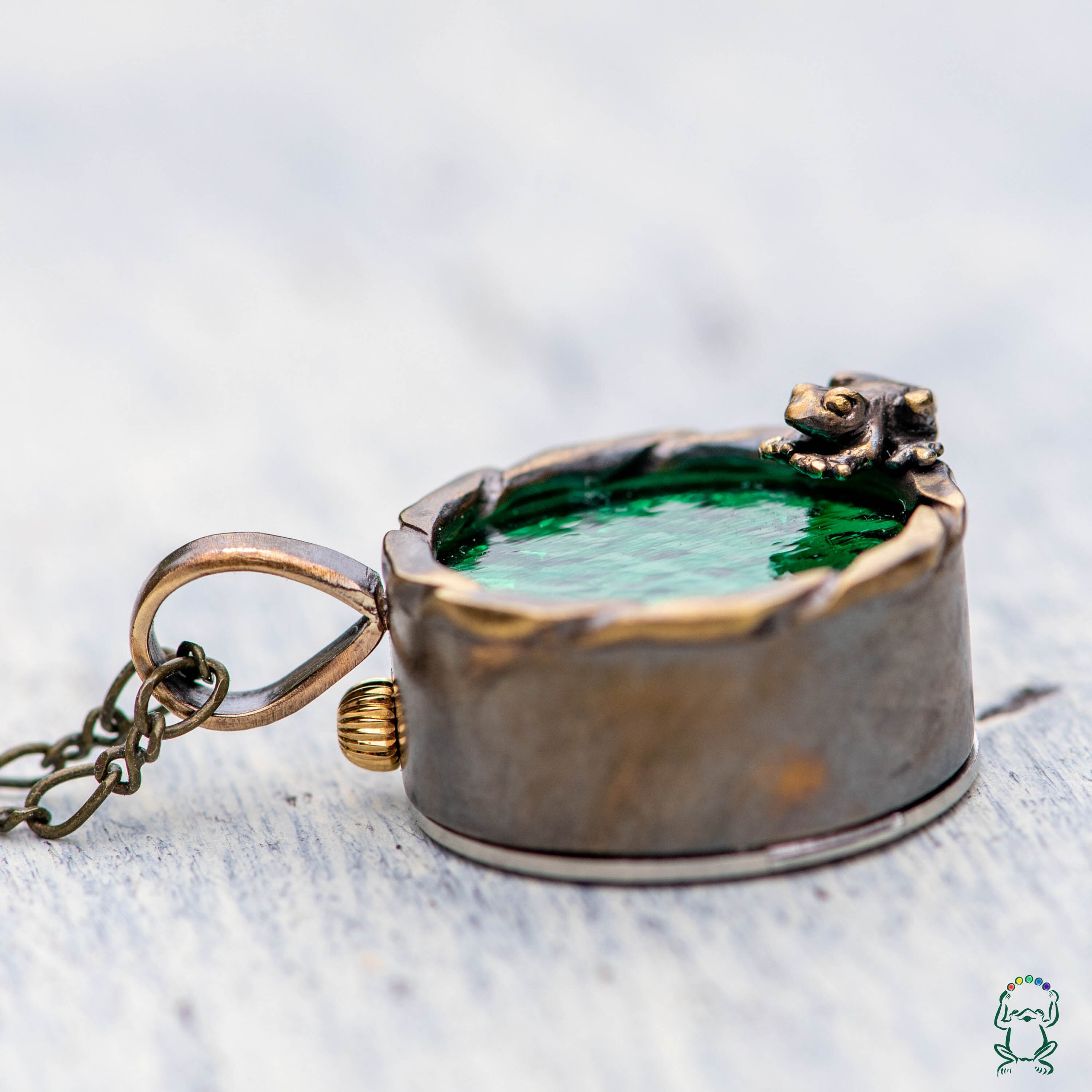 池をのぞく蛙ネックレス時計Sエメラルド | カエルの時計屋さん