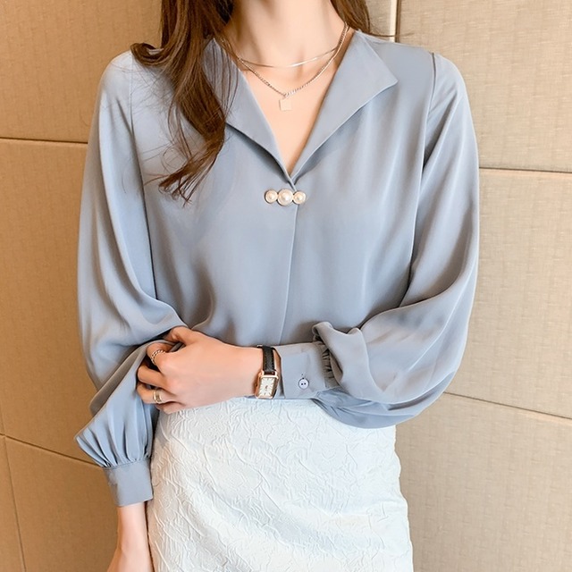 【着用レビュー】トップス レディース ブラウス 2カラー S M L XL 2XL ホワイト ブルー カラバリ シャツ Vネック 開襟シャツ 長袖 無地 パール 装飾 パフスリーブ シンプル きれいめ フェミニン エレガント 上品 大人可愛い おしゃれ 普段使い デート お出かけ 女子会 休日 旅行 通勤 OL フォーマル オケージョン お呼ばれ 着まわし 送料無料 こなれ感 韓国系 ファッション コーデ スタイル モテ サイズ展開豊富 大きいサイズ 春 秋 冬