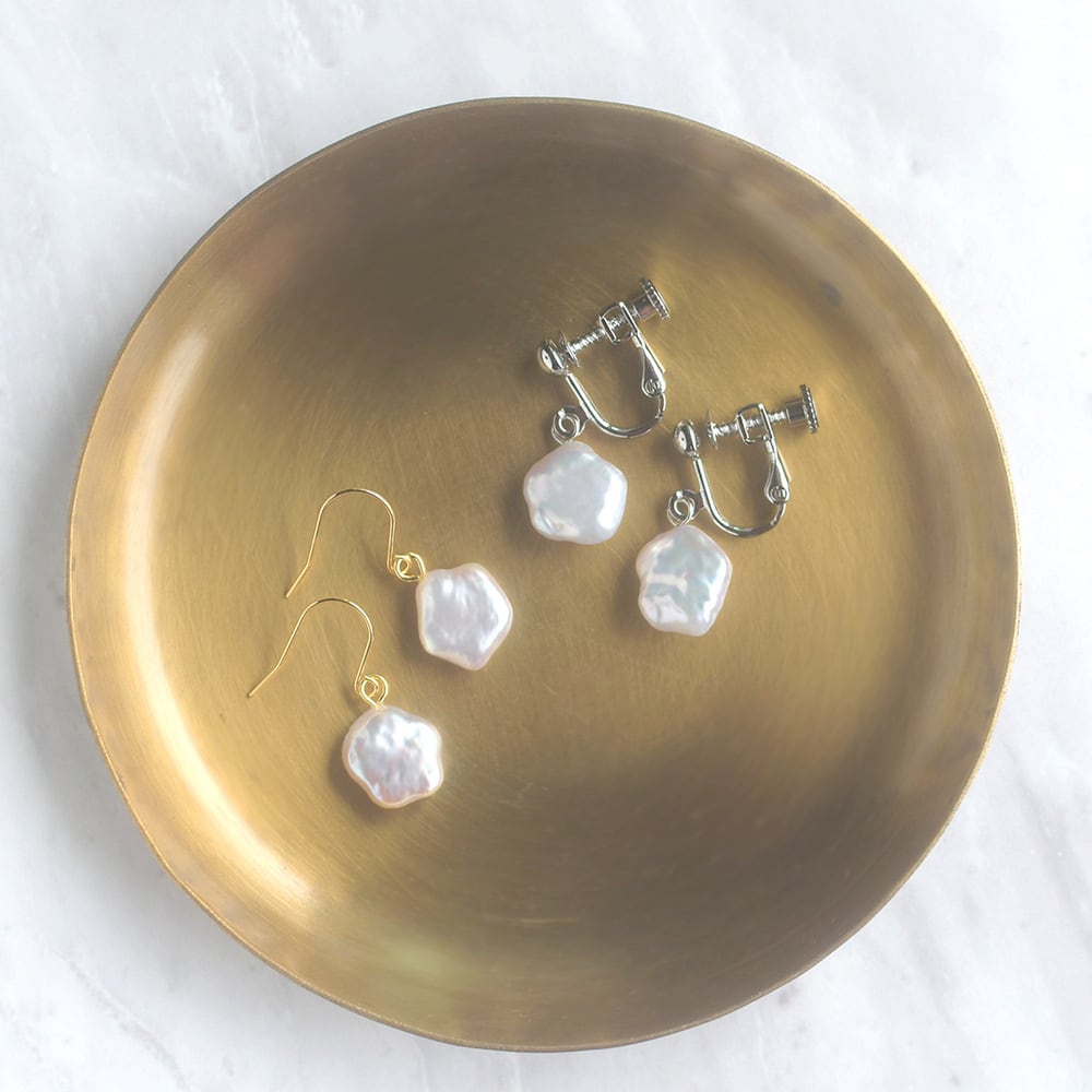 耳元ゆれる コロンとふぞろい ニュアンス フォルム 約10mm ぶら下り ピアス イヤリング / 淡水真珠 ps-145