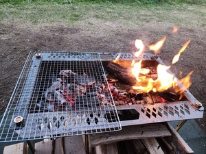 【ちょっとサビ有OUTLET】魚の串焼きができちゃう体験型焚き火台「野良グリル」キャンプ場常設・イベントにも　黒皮鉄　日本製
