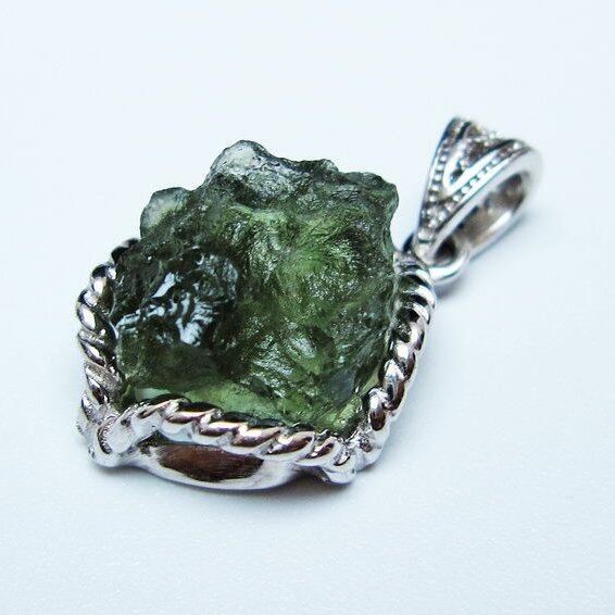 モルダバイト ペンダント モルダウ石 ペンダントトップ 原石 一点物 メール便可 [M便 1/20] 199-484
