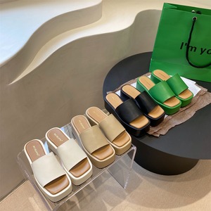 【送料無料】サンダル スリッパ 大人可愛い おしゃれ スタイルアップ カジュアル シンプル お出かけ 旅行 厚底 スクエアトゥ フェイクレザー  春夏 20代 30代 女性用 レディース 無地 ミュール ホワイト ブラック グリーン ベージュ 白 黒 緑 ビーチ