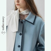 青の輪郭を刻む線：ストライプロングコート《XU0280》