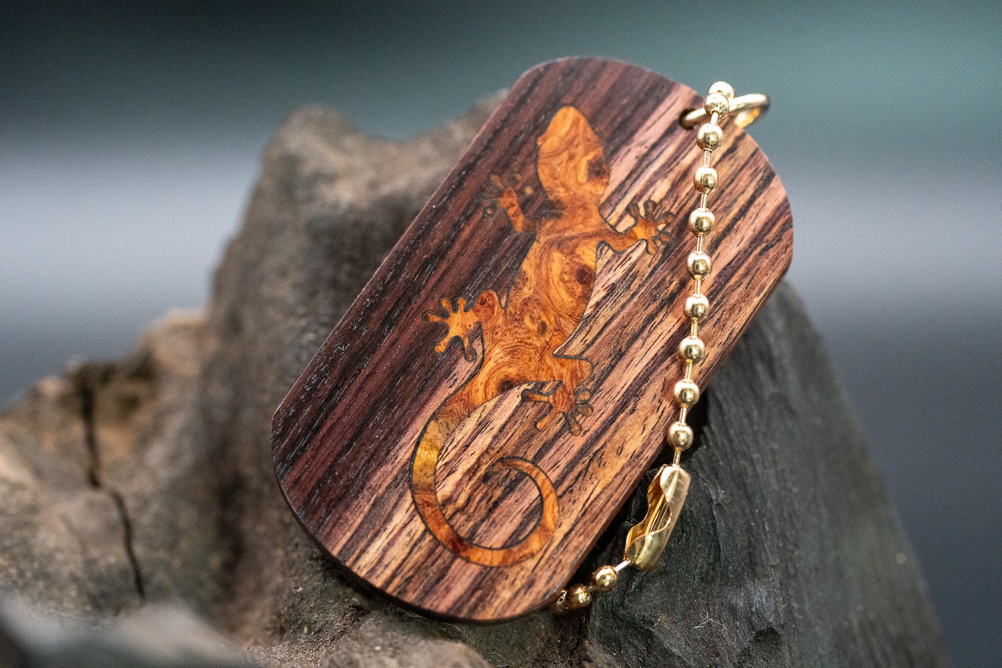 【王室御用達 】 キングウッド ドッグタグ 象嵌 木登りトカゲ