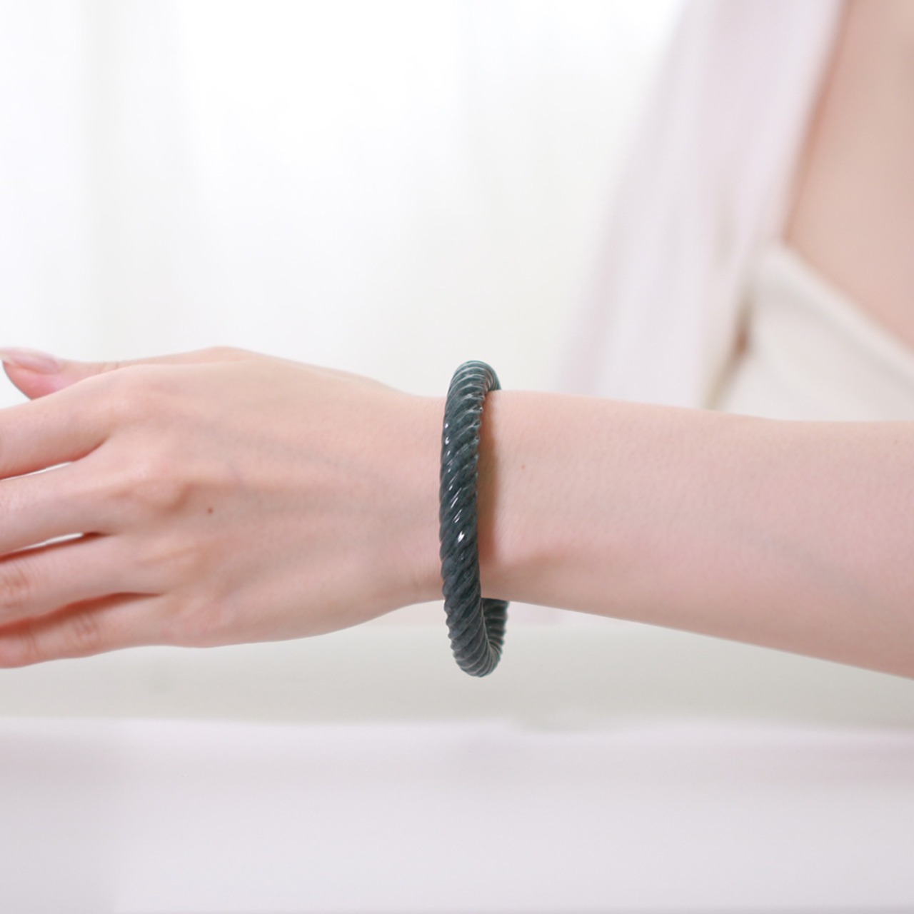 【内径 約59mm】black twist 翡翠バングル A貨翡翠 jd_bg1381