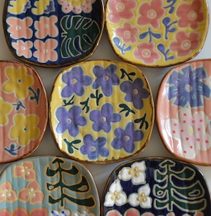 【やちむん 工房くばやー】Flower 淡青色 角取り皿