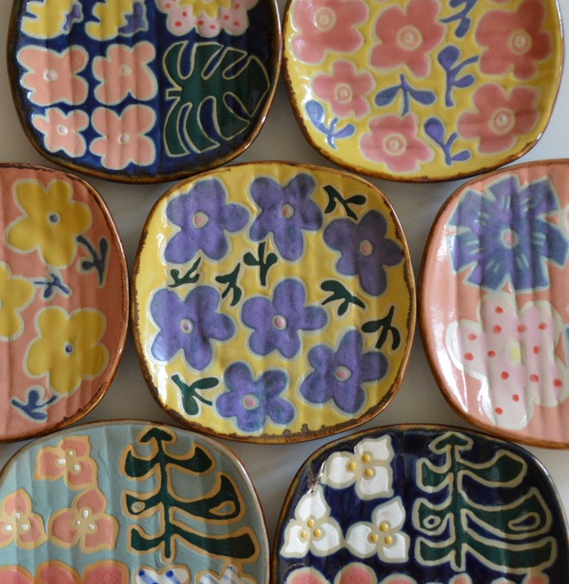 【やちむん 工房くばやー】Flower 淡青色 角取り皿