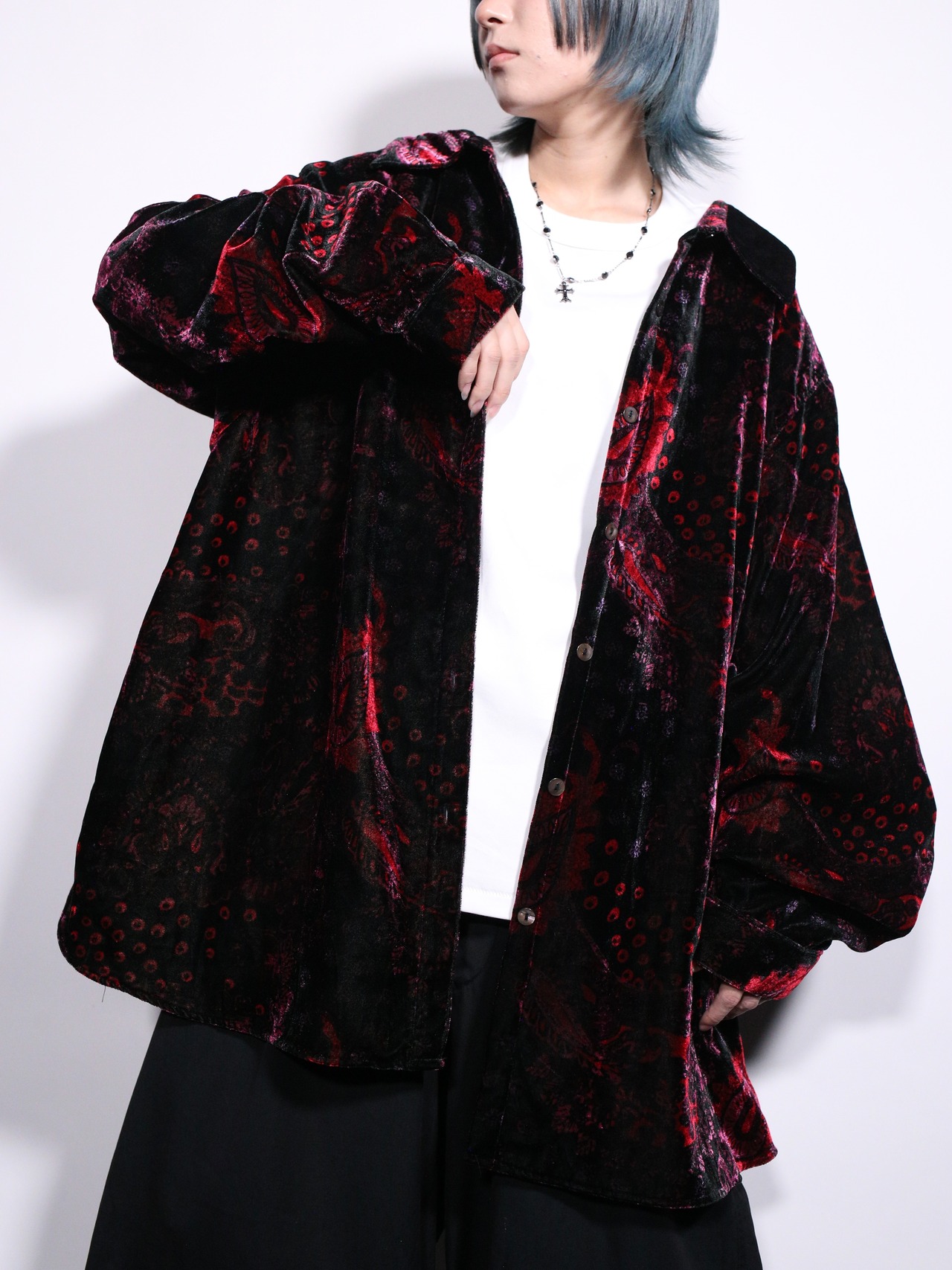 arabesque pattern over silhouette velours shirt - 2