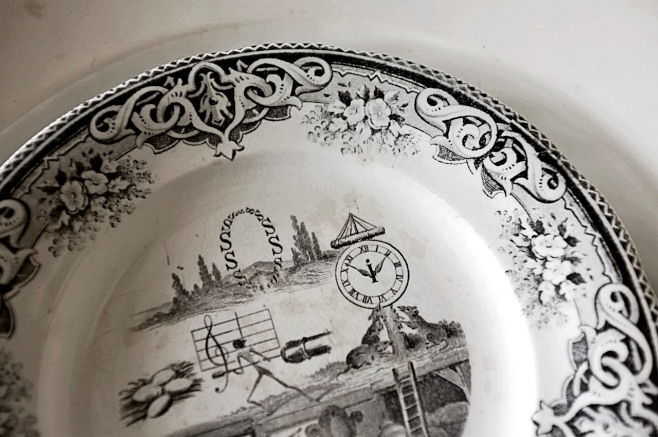 1860s Creil et Montereau Lebeuf Milliet et Cie 不可解ユートピア 謎のプレートa クレイユモントロー Rébus