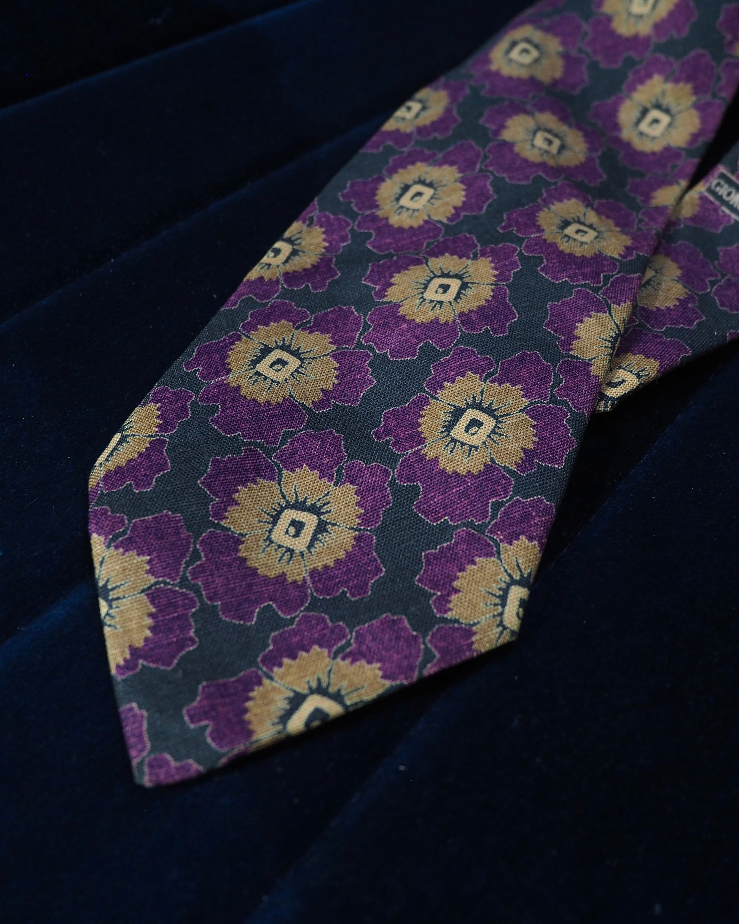 " Giorgio Armani ‐ Made in Italy " Beautiful Flower All over pattern vintage linen Tie