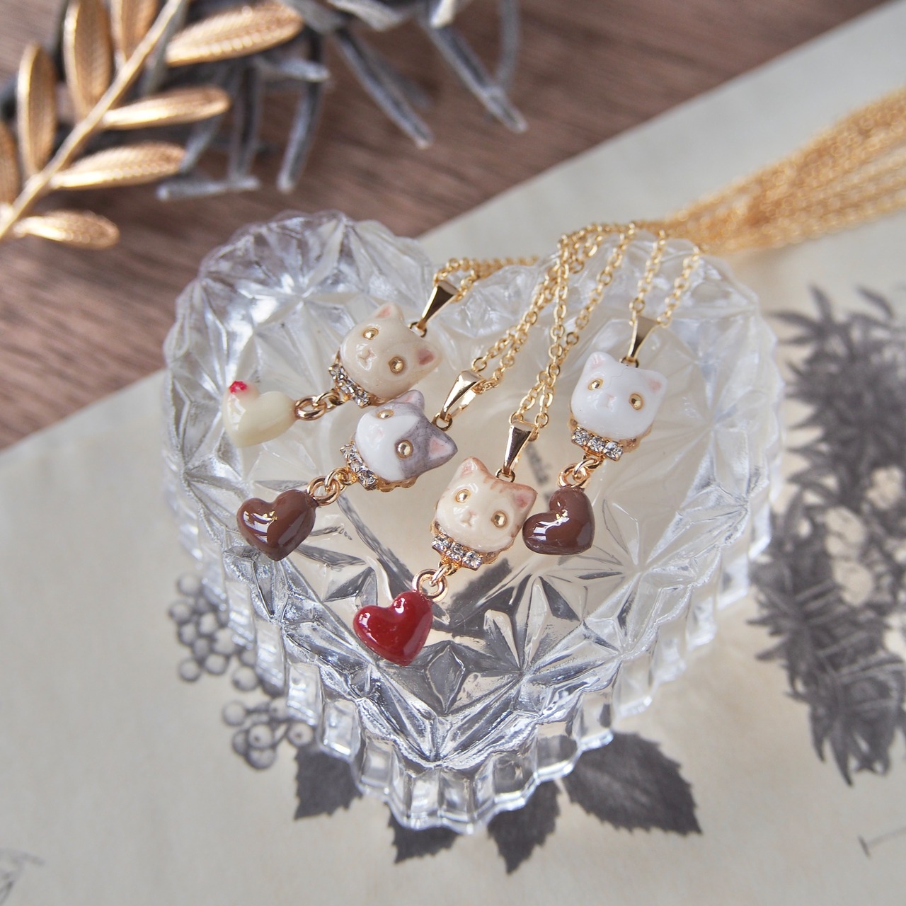 猫とハートチョコのネックレス