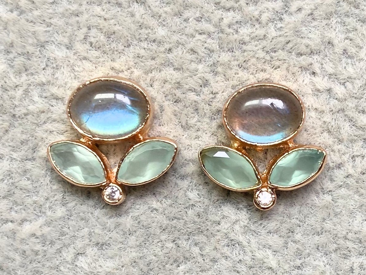 ☆送料無料☆Atelier Mon(アトリエモン)スタッドピアス<ラブラドライト、グリーンカルセドニー>インドジュエリー