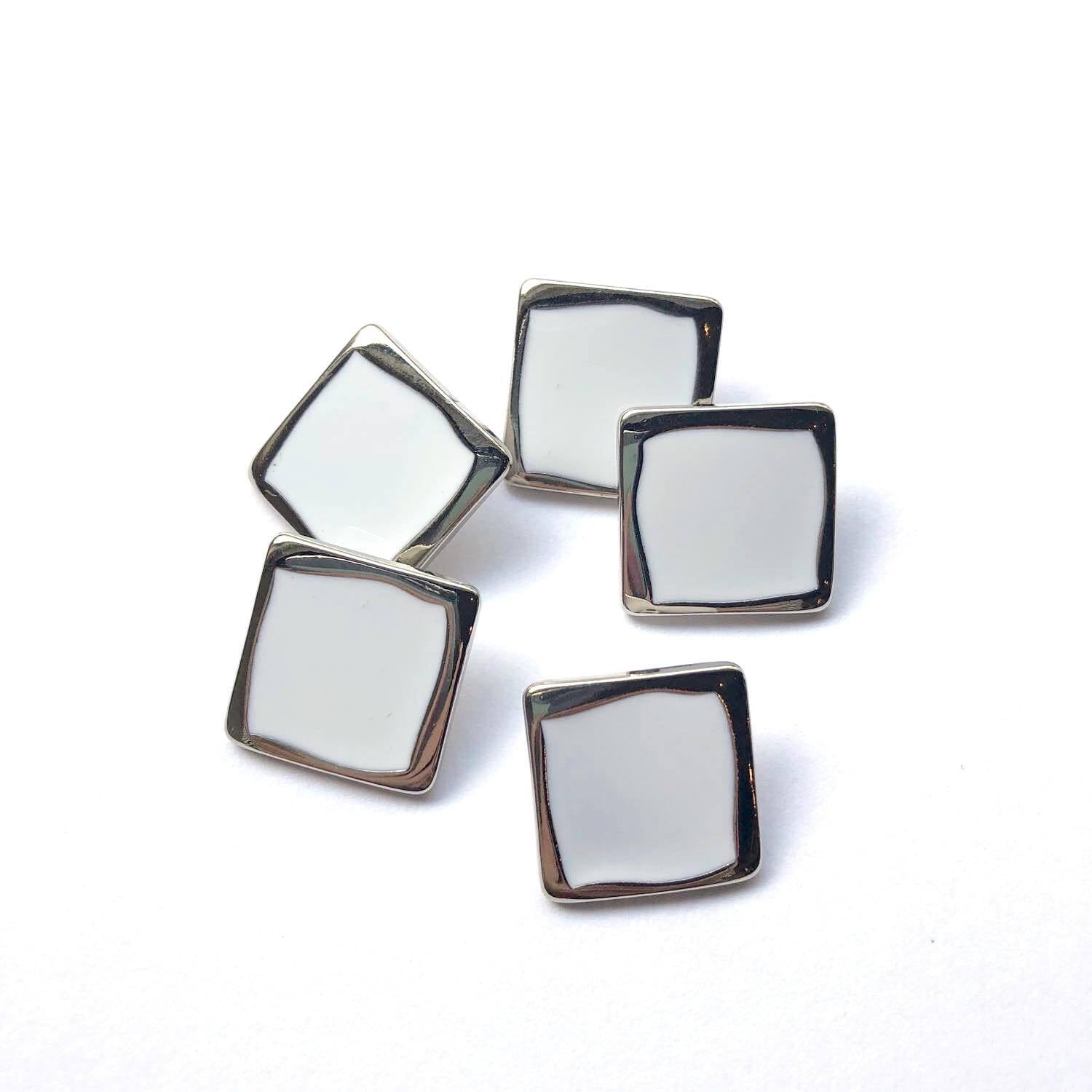 再入荷〉いびつ白スクエアメタルボタン（18mm） | Dua-アクセサリー