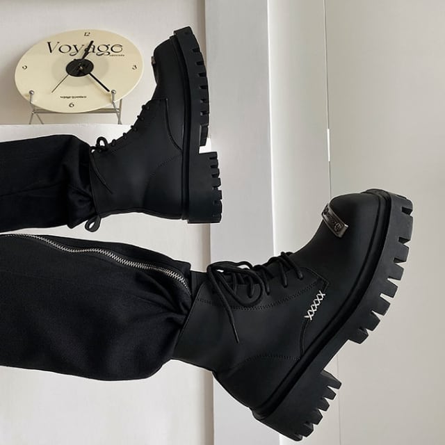 【予約販売】ブーツ メンズ スクエアトゥ 編み上げ レースアップ ハイカット ゴツ底 厚底 メタルプレート 靴 ブラック 黒 お洒落 韓国 トレンド カジュアル 24cm/24.5cm/25cm/25.5cm/26cm/26.5cm/27cm