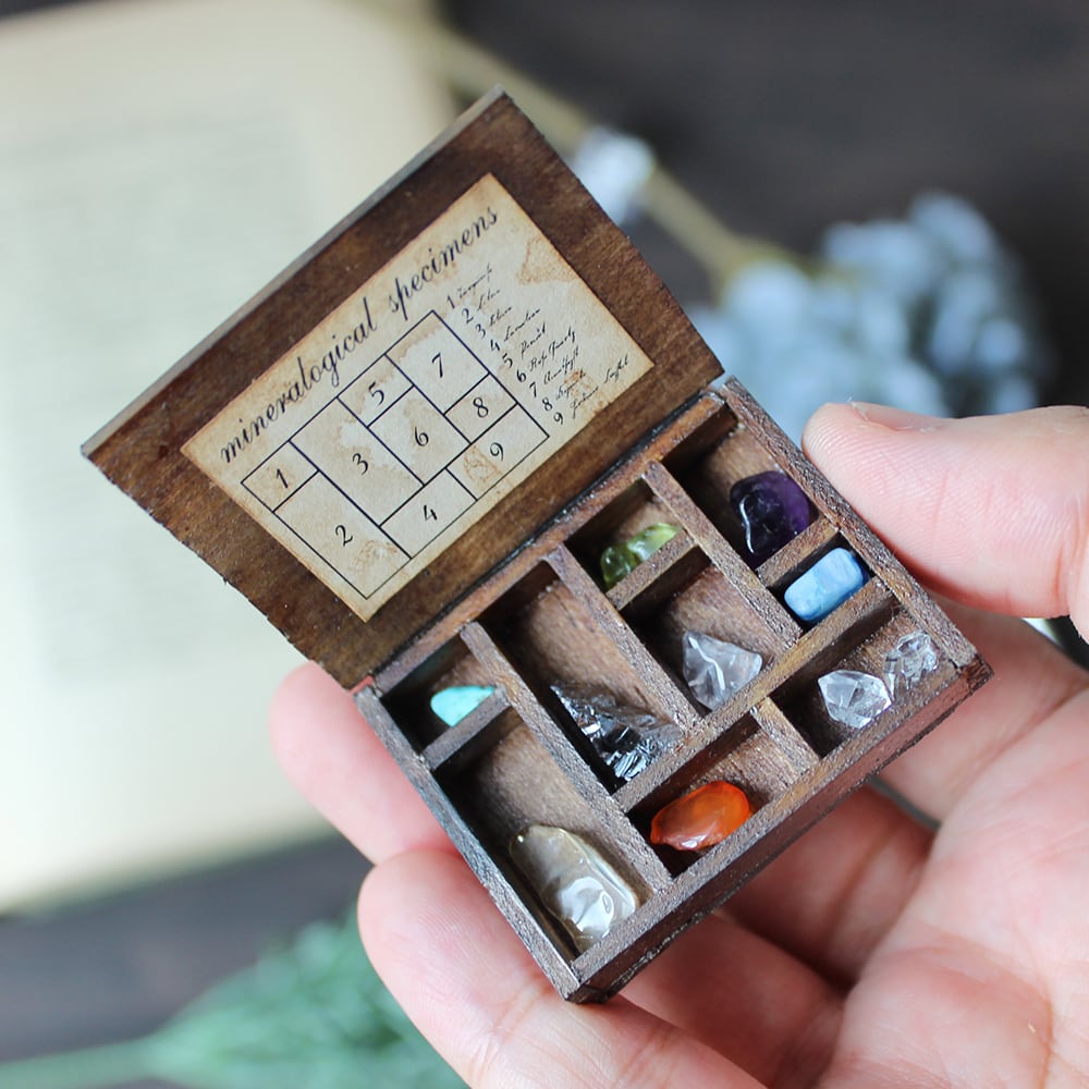 鉱物のミニチュアコレクション箱_9つの石【鉱石の呟き】 | 追憶の蒐集