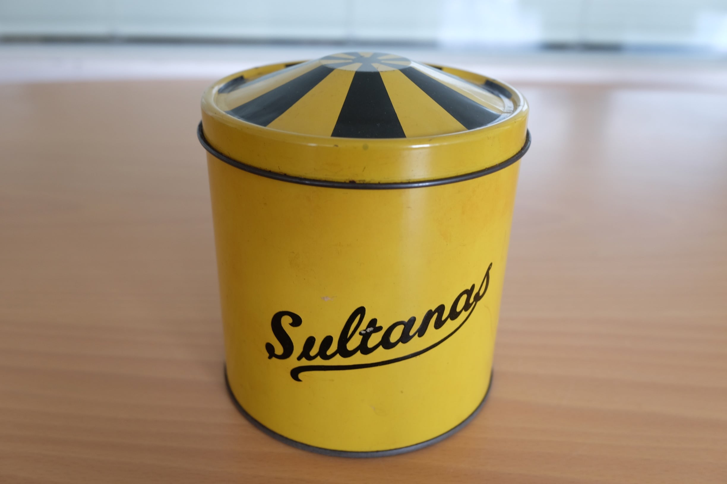 英国　Regency Ware　リージェンシー　ウェアー社製　SUGAR 砂糖缶　サーカステント柄イエロー