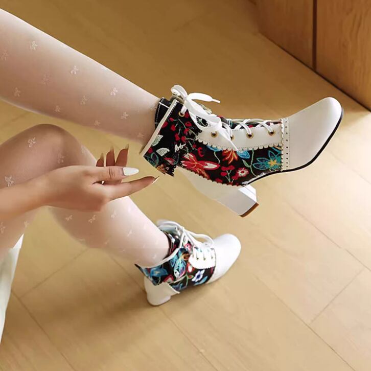2色／フラワー刺繍レースアップショートブーツ ・61629 | sucrier 
