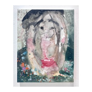 アラキドン　緑の床の上に佇む小さな像