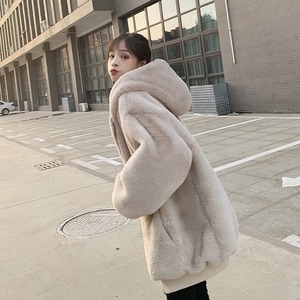 ファー アウター コート 上着 袖あり 長袖 ストレート Iライン もこもこ ふわふわ フード付き ファスナー ポケット 前開き ボア 厚手 かわいい 大人可愛い シンプル カジュアル おしゃれ お洒落 大人可愛い 大人女子 こなれ感 ラフ ラブリー キュート ガーリー 個性的 主役級 存在感 とろみ感 抜け感 無地 秋 冬 10代 20代 30代 40代 学生 通学 デート お出かけ 公園デビュー 休日 アウトドア 旅行 着回し 普段使い 重ね着 暖かい 防寒 モテ ゆったり ゆる