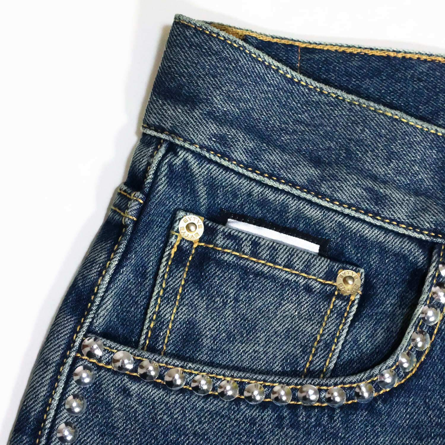 UNEEK BASEMNT - Discover independent style.