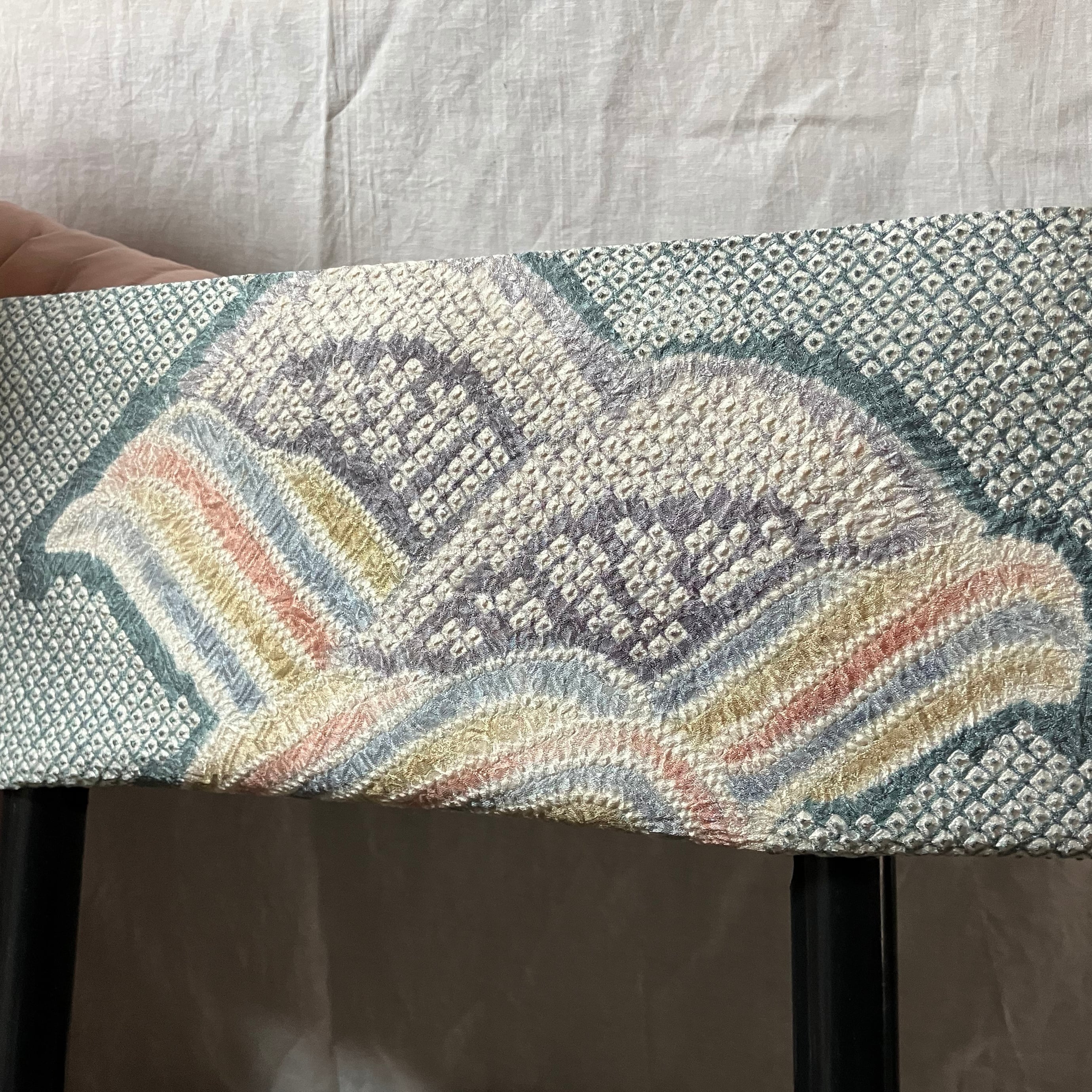 絞り染め名古屋帯（うす青鼠地｜朱黄波に源氏車）