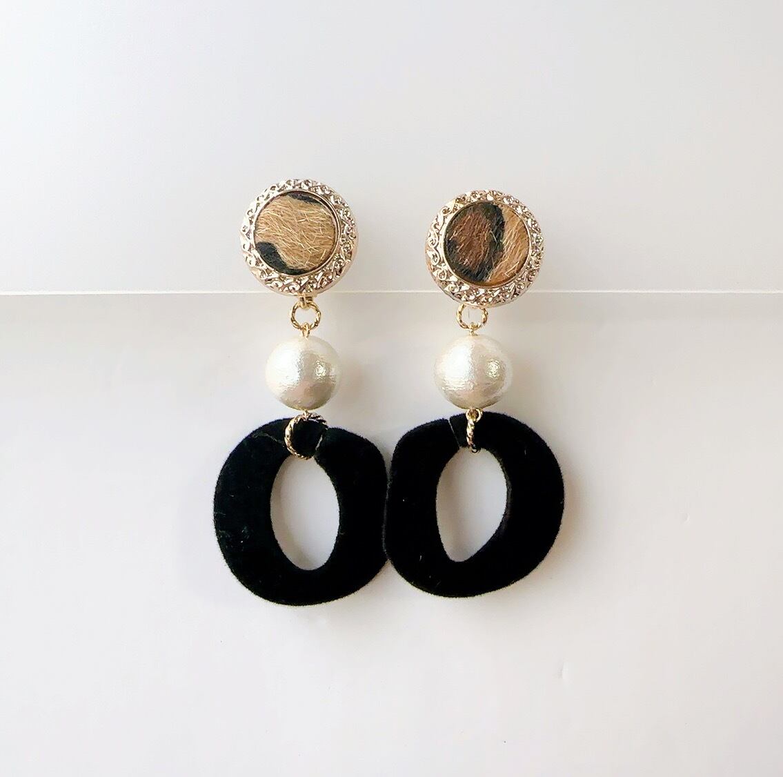 アニマル柄パーツ×パール×ベロアブラックフープイヤリング・ピアス