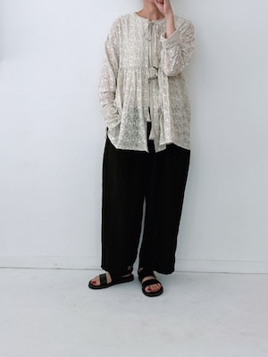 qiri / turn flower embroidery ブラウス