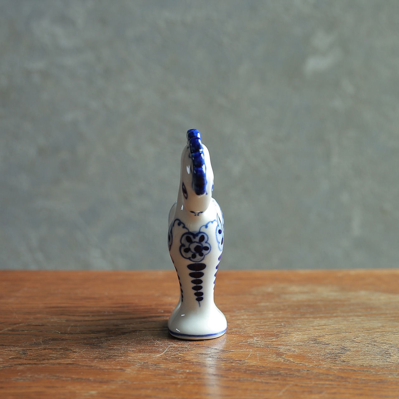 白と青のコントラストが美しい、磁器の馬