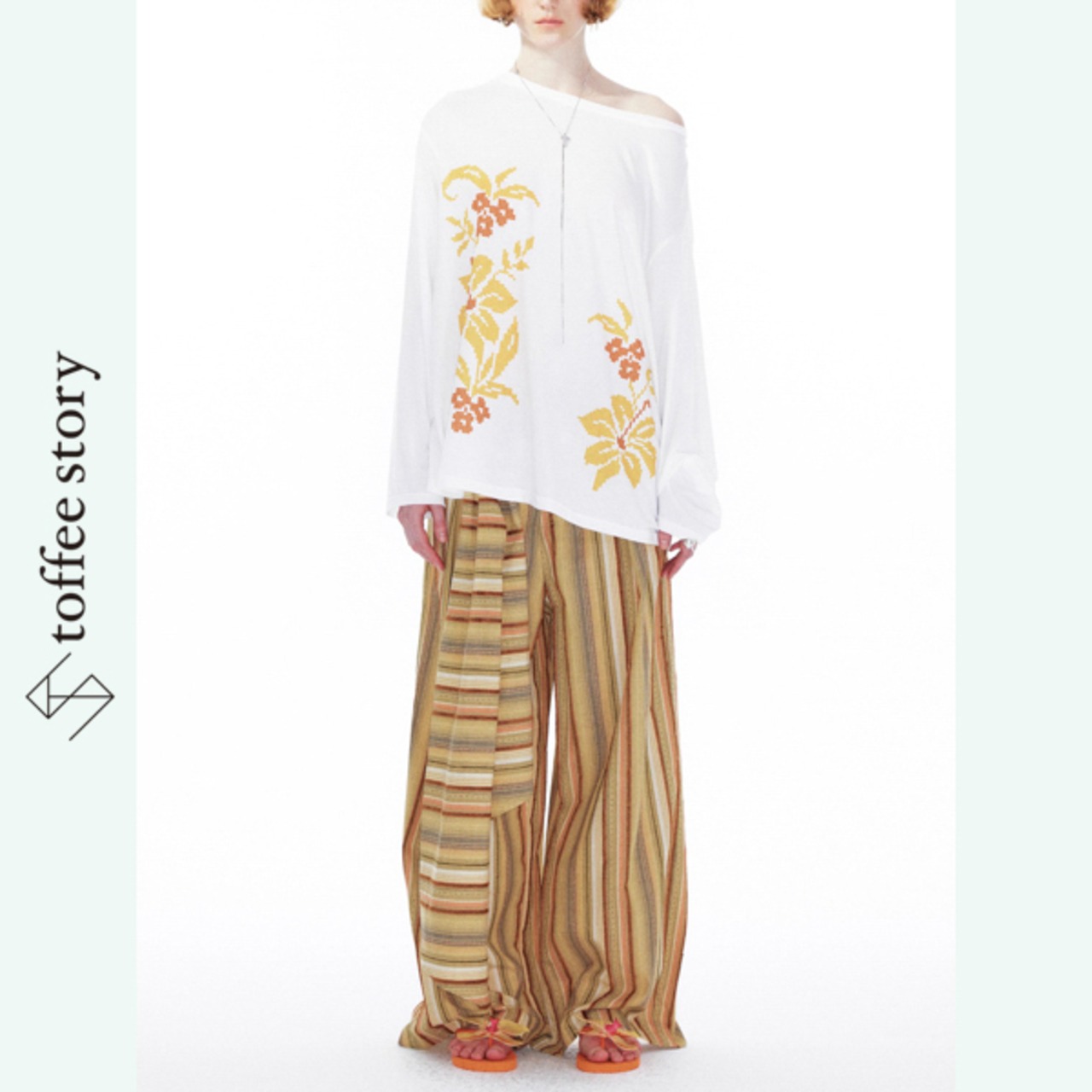 白地に咲く断片の花 オフショルダートップ 《B0008》