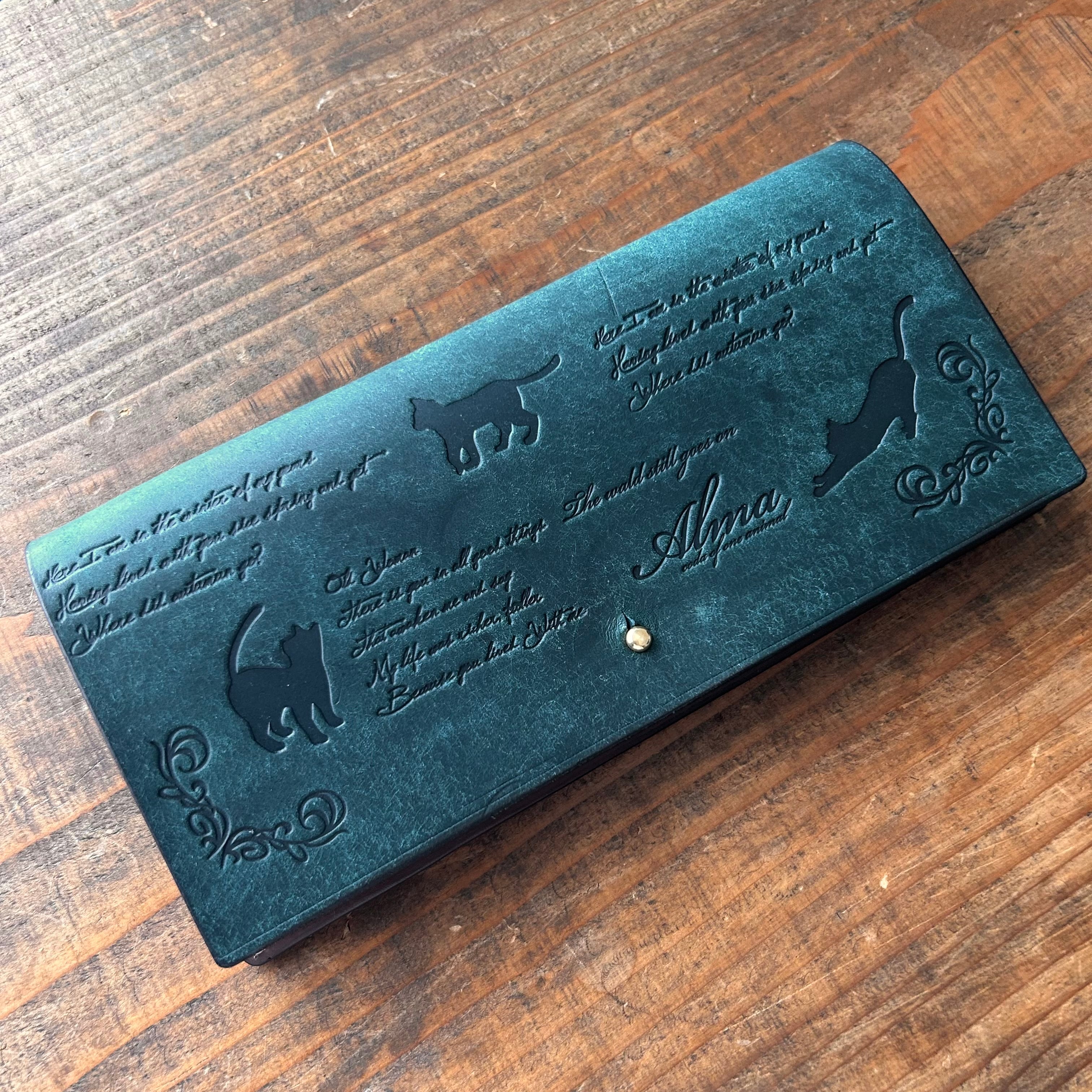 【ブルー】薄型なのに、ラウンド並みの収納力 『猫と英字』 長財布