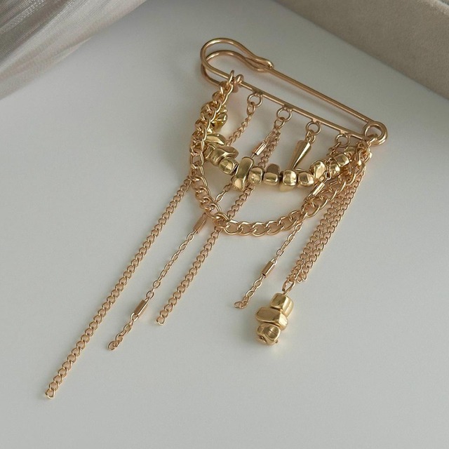 Safety pin chain brooch 2 colors　V3058